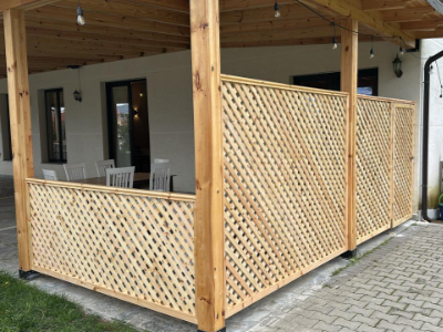 Verande druri me ndarje dekorative Verande druri me ndarje dekorative